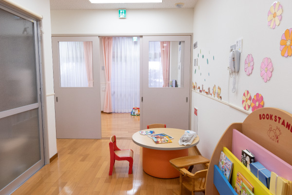 病児・病後児保育カンガルーの室内。絵本や子供用の椅子があります