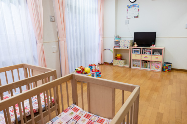 病児・病後児保育のカンガルーの室内。ベビーベッドやテレビのある部屋