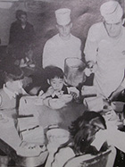 戦後の米軍戦艦内にて子供たちが食事している風景