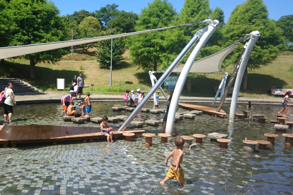 施設での生活　遠足で水遊び