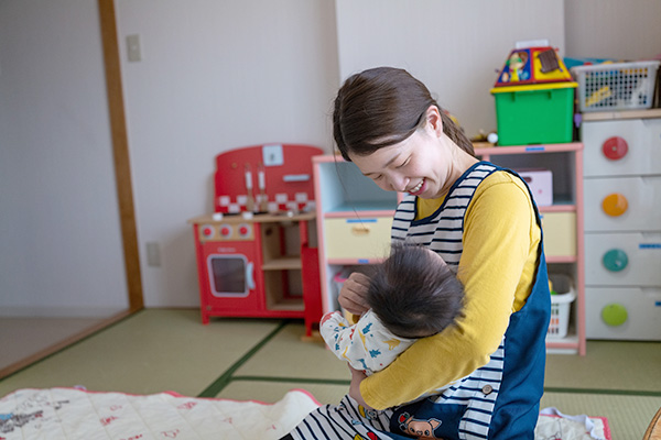 乳児のお世話をしているところ